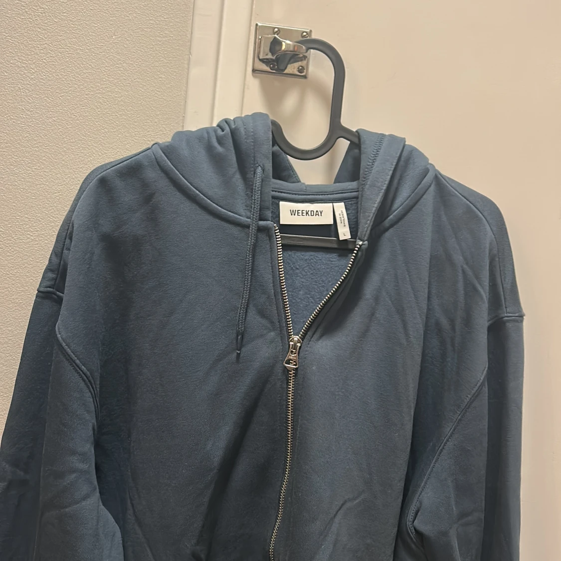 Blå hoodie med dragkedja från Weekday