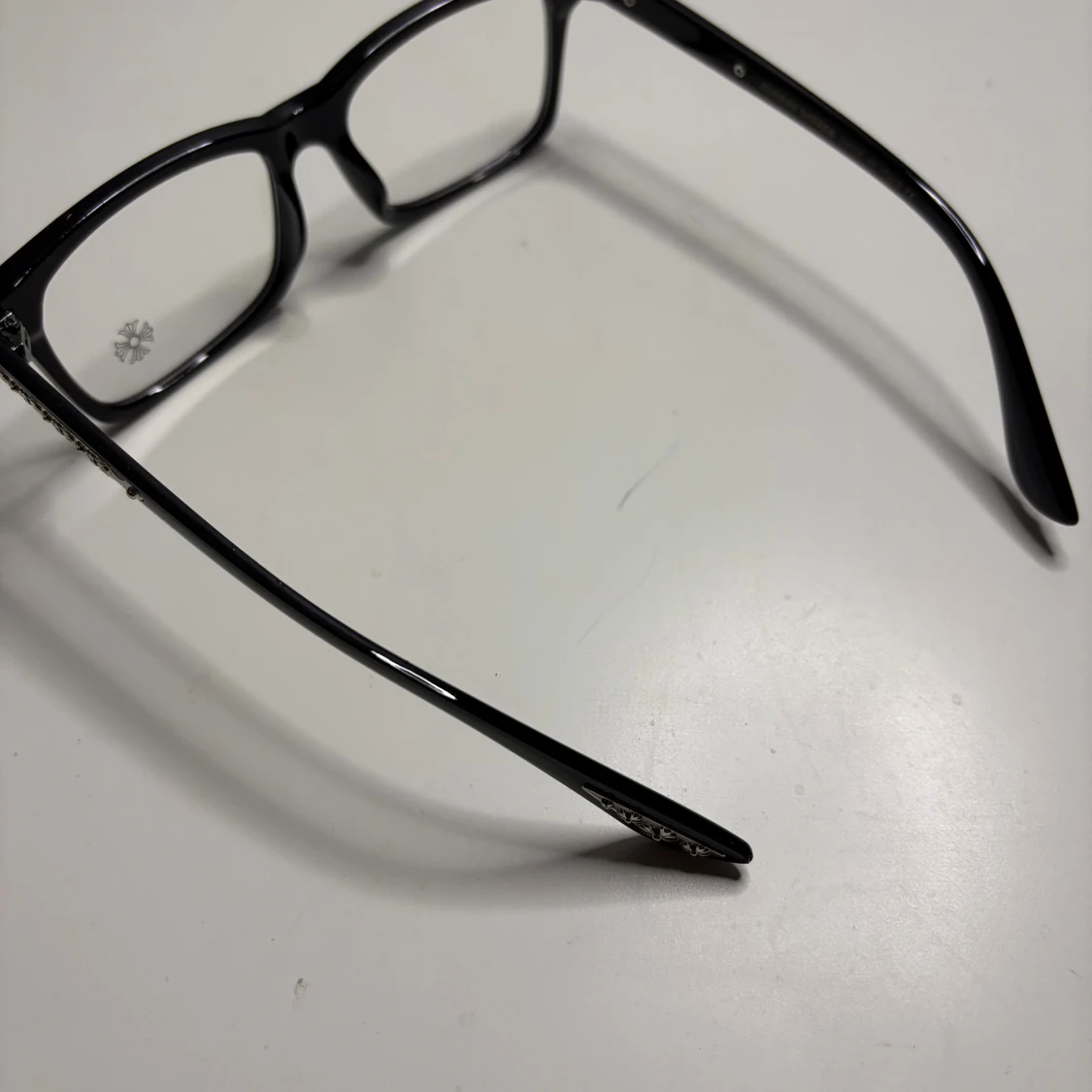 Svarta rektangulära glasögon med blommig detalj - 3