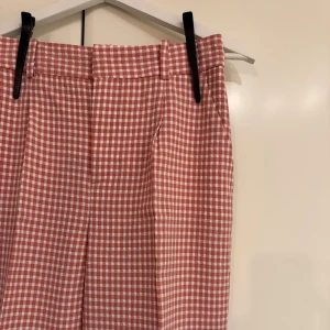Rosarutiga kostymbyxor från Zara - Rosa kostymbyxor från Zara med snygg passform. Byxorna har aldrig används, som nya!