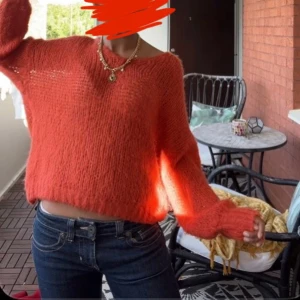 Orange stickad tröja - Super cozy stickad tröja från Black Colour i skit snygg loose passform. Perfekt för att få färg i din outfit och funkar grymt nu till hösten och vintern!🩷🩷 s