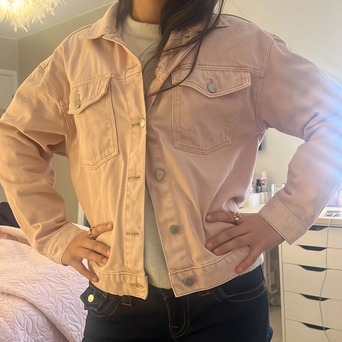 Ljusrosa jeansjacka med knappar - 1