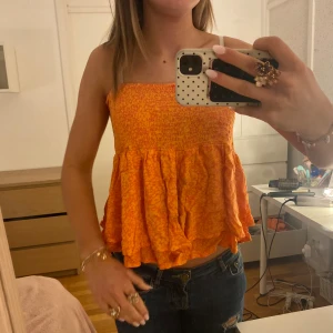 Orange volang kjol från Vero Moda - Superfin orange kjol från Vero Moda med volanger, som även går att använda som topp💕