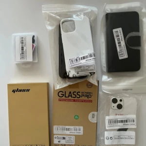 Tillbehörspaket för iPhone 13 Mini - Komplett tillbehörspaket för iPhone 13 Mini: flera skal, skärmskydd (GLASS PRO), och fodral. Allt är nytt och oöppnat i originalförpackning. Perfekt för att skydda och anpassa din iPhone 13 Mini. Ett fodral är för iPhone 12 Mini, övriga för iPhone 13 Mini.