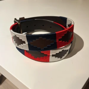 Nordfors mönstrat skärp i skinn - Nordfors bälte / Pampeano liknande - Skick 10/10 - Storlek: 100 cm - Tillbehör: Inga, bara bältet - Hör gärna av dig vid frågor / AR Resell ⚜️