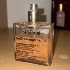 Nuxe Huile Prodigieuse Or torr olja - Säljer mitt shimmer body oil ✨ Har använt det bara några få gånger och det är i jättefint skick. Perfekt att använda på kroppen, i ansiktet eller till och med i håret för en extra glow! Köpt för ungefär en månad sedan.
