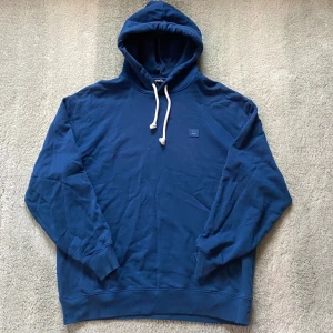 Acne studios hoodie - En mycket snygg hoodie från acne studios i mörkblå färg. Storleken är S men skulle säga att den sitter större. Tröjan är använd men har fortfarande ett fint skick. Har du några frågor kring mått osv? Fråga på