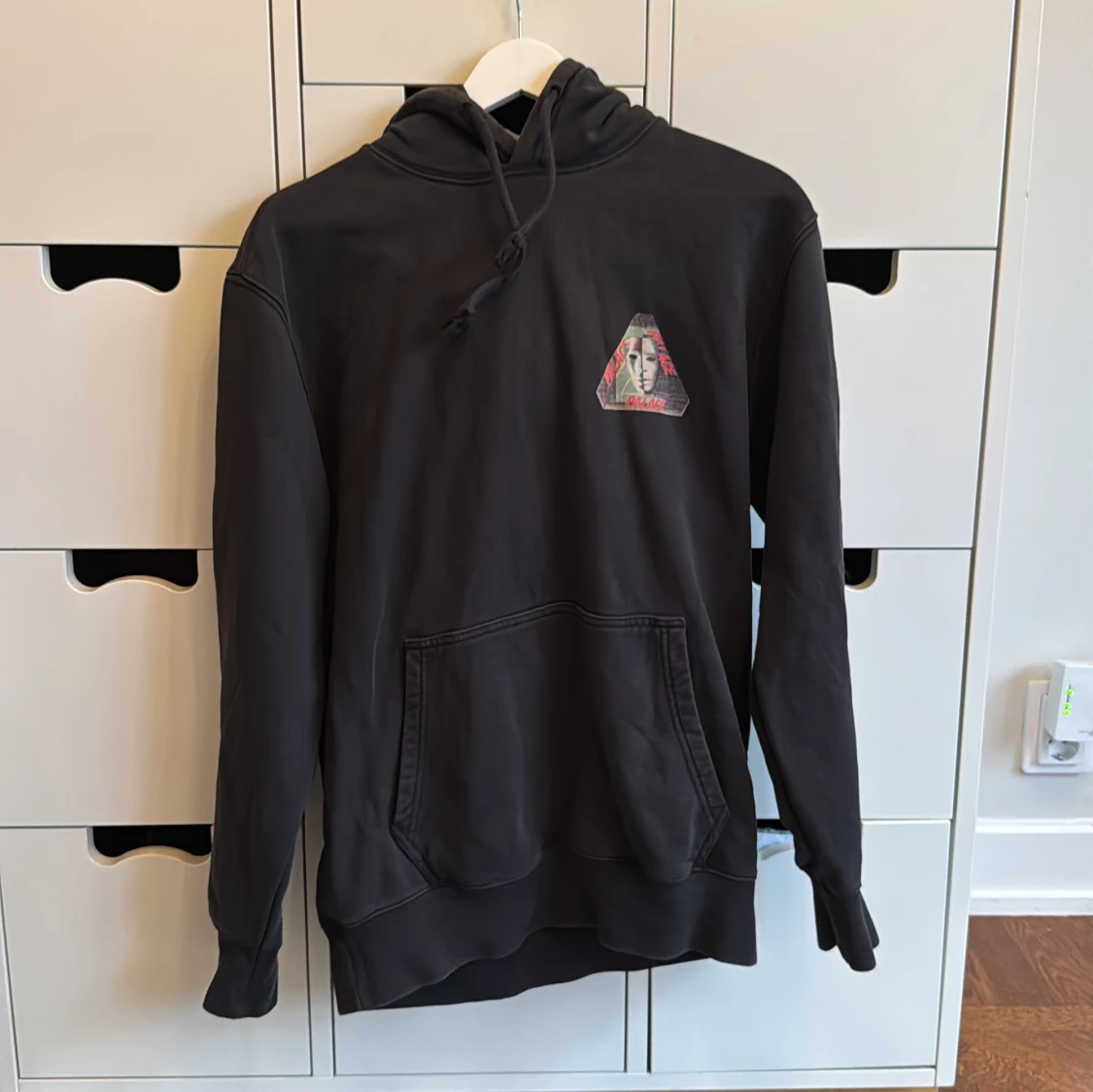 Svart hoodie från Palace med tryck (S)