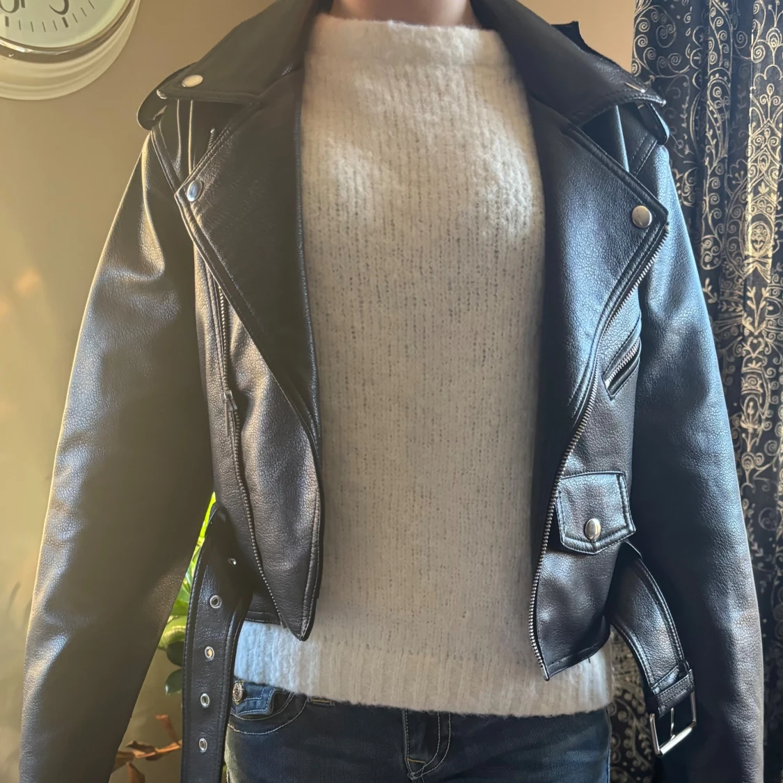 Svart skinnjacka med bälte och dragkedja - 1