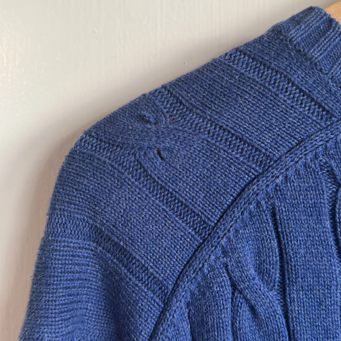 Blå kabelstickad tröja från GANT - 4