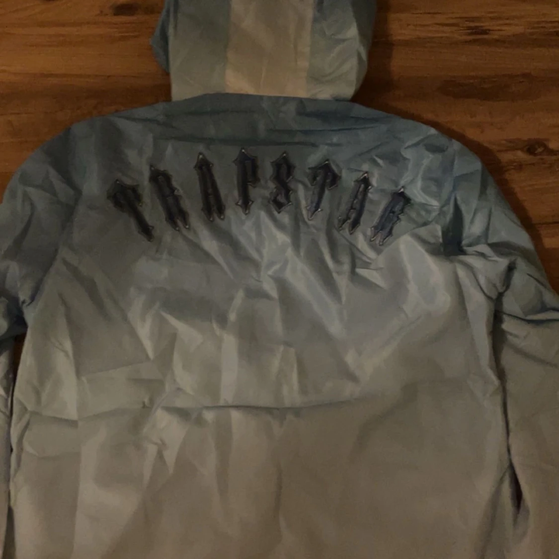 Blå vindjacka från Trapstar med huva - 1