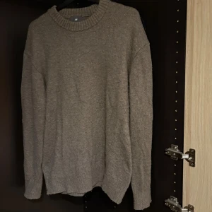 Brun stickad tröja HM - Mysig brun stickad tröja från H&M i relaxed fit. Tröjan har rund halsringning med bred ribbad kant och långa ärmar. passar dig som gillar en chill och enkel stil.