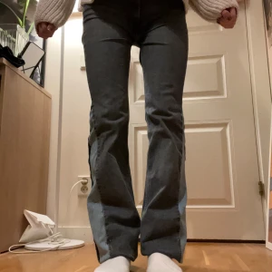 Svarta jeans från Zara  - Köpte dessa jeans som skinny men sydde om dem. De är lite långa på mig så jag har vit upp dem men de går att vika ner eller upp beroende på sin längd. De sitter ganska tajt på låren eftersom jag har sytt om de till low waist 🫰🩵