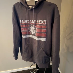 Saint laurent Hoodie - Säljer denna Saint Laurent i 10/10 skick. I storlek M. Pris går att diskuteras vid snabb affär! Skriv vid fler frågor eller funderingar!