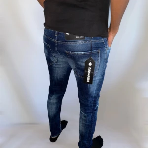 Dsquared 2 jeans strl 46  - Helt nya. Fin replika med grym kvalitét. Modellen är 175cm lång, väger 67 kg. Storlek 46. Pris: 1299kr.Först till kvarn som gäller. Skickas direkt inom 24h