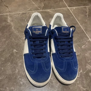 Valentino Flycrews  - Tjena, säljer ett par feta Valentino Flycrews i den populäraste färgen Royal Blue. Den har används ettt par gånger men är annars i nyskick utan defekter. Alla nitar är kvar och det är lite heeldrag. Dessa skor är otroligt exclusiva då de inte tillverkas längre och det är de ända paret i storlek 41 i detta skick! Hör av er vid frågor eller funderingar. 