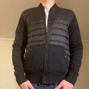 Tommy Hilfiger Cardigan  - Hej! Säljer nu min jacka, från märket Tommy Hilfiger storlek M. Bra skick, modellen är 184cm och väger 74kg. Tveka inte på att höra av dig om du har frågor eller funderingar kring jackan!