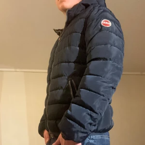 Colmar jacka  - Hej! Säljer nu min jacka, från märket Colmar storlek S. Bra skick, modellen är 184cm och väger 74kg. Tveka inte på att höra av dig om du har frågor eller funderingar kring jackan!