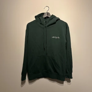 All cap one hoodie  - Säljer denna all cap one hoodien i nyskick. Den är mörkgrön i storlek M. Perfekt nu när det börjar bli vår. Vid fler frågor hör gärna av dig. Vid snabba affär går priset att diskutera. 