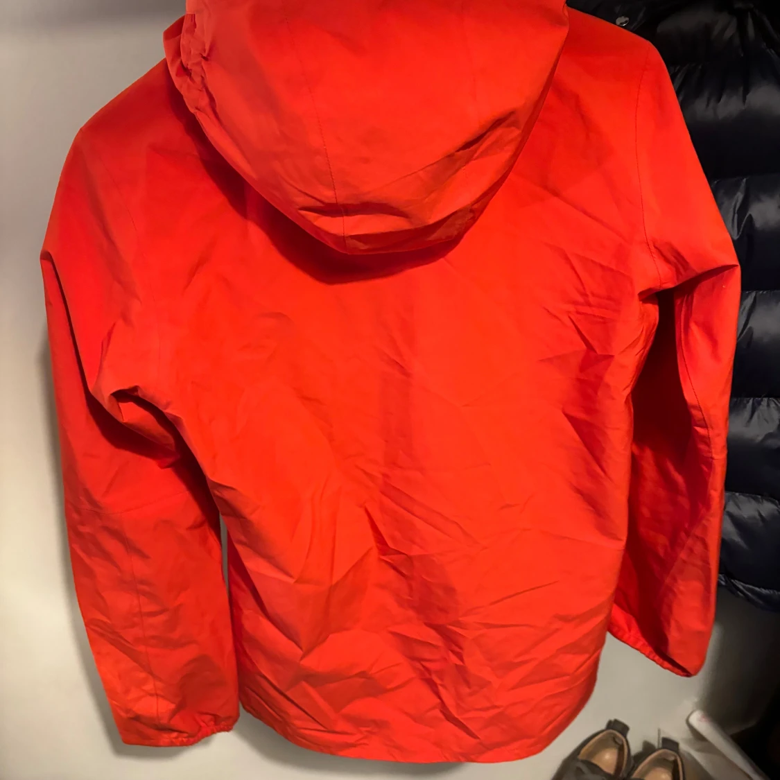 Röd och grå vindjacka från Haglöfs - 1