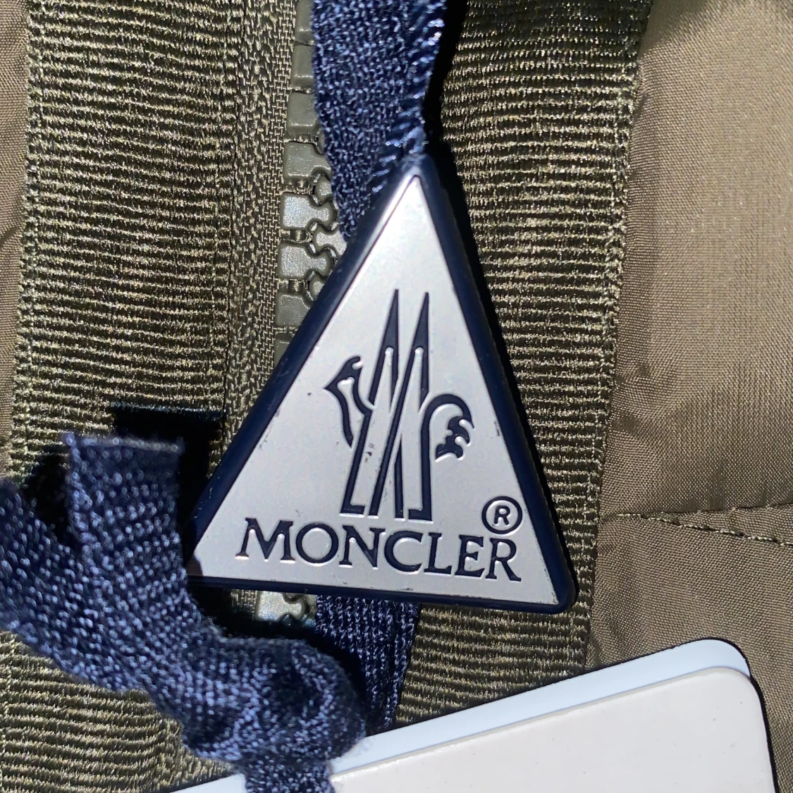 Olivgrön Moncler dunjacka med stickade ärmar - 2