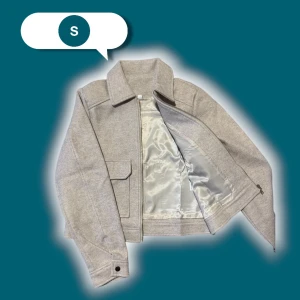 Beige overshirt med fickor, stl S - Snygg beige overshirt med två stora fickor framtill och dragkedja. Jackan har klassisk krage, lång ärm och är fodrad med slätt tyg. Perfekt för lager-på-lager och har en clean, stilren look som funkar till många outfits.