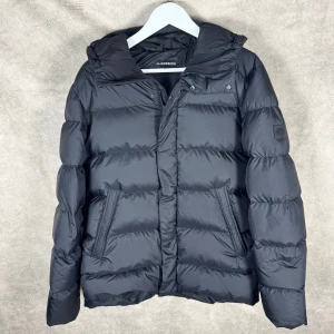 J.Lindeber Jacka | M - J.Lindeberg Vinterjacka | Grymt skick! | Storlek M | Modellen är 185 och väger 65kg | INGA BYTEN | Fraktar spårbart eller möts upp i Täby