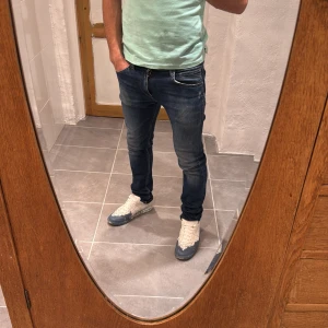 Replay jeans  - Ett par snygga byxor från Replay i storlek W29 L30 i modellen Andov 