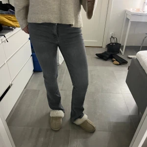 Bootcut jeans  - Super snygga jeans! Lite slitna längst ner bak på jeansen. Midjemått rakt över 34cm men de är väldigt stretchiga, innerbenslängd 76cm💕