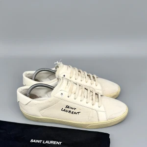 Saint Laurent Skor | 44 - Saint Laurent Elba text sneakers | Grymt skick | Dustbag ingår | INGA BYTEN | Fraktar spårbart eller möts upp i Täby 