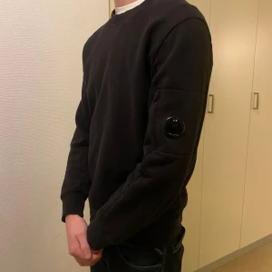 CP Company tröja - Säljer min CP company tröja som är i storlek M. Den är i mycket bra skick. Man kan scanna den som bevis att den är äkta.  Om ni har frågor eller vill ha mer bilder är de bara att fråga. 