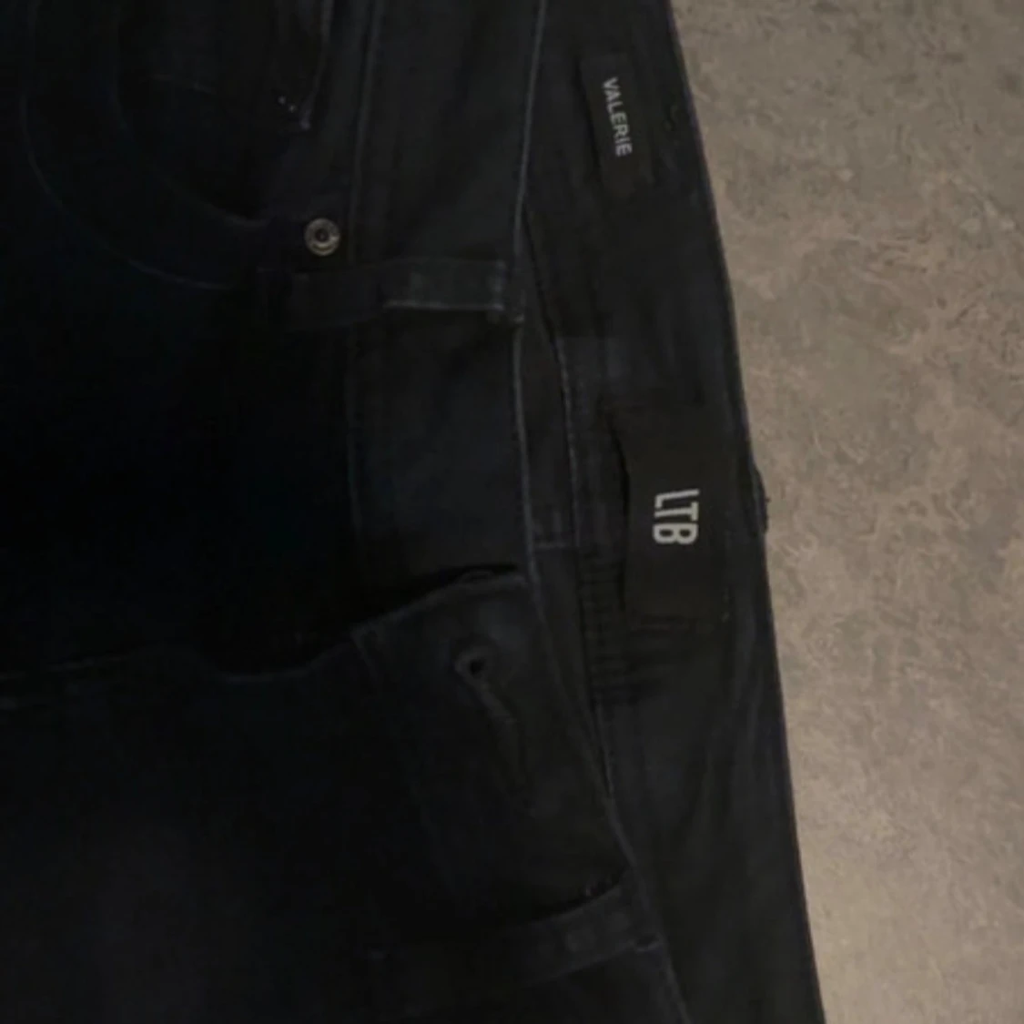 Svarta jeansbyxor från 8TJ W26 L32 - 4