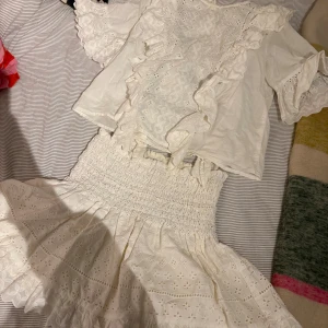 Vit broderad kortkjol By Malina + blus - Kjol S och blus M (mer som en s) som en klänning ihop 