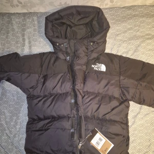 North Face jacka - Säljer min brorsa north face jacka för den var för stor, fin och varm perfect till vinter. Storlek s men passar m. Helt o använd för storleks passning.