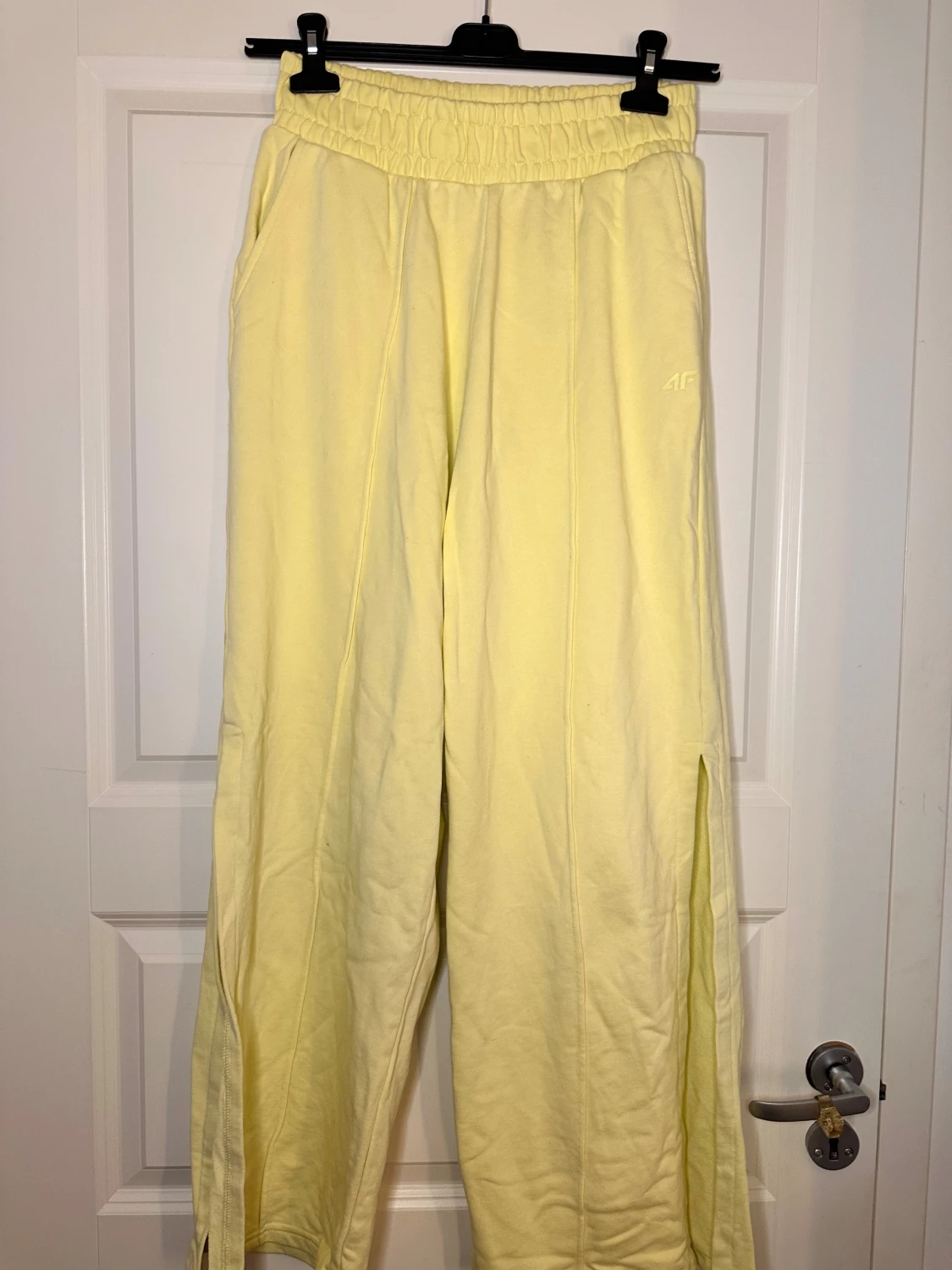Gulgröna mjukisbyxor från 4F, storlek M