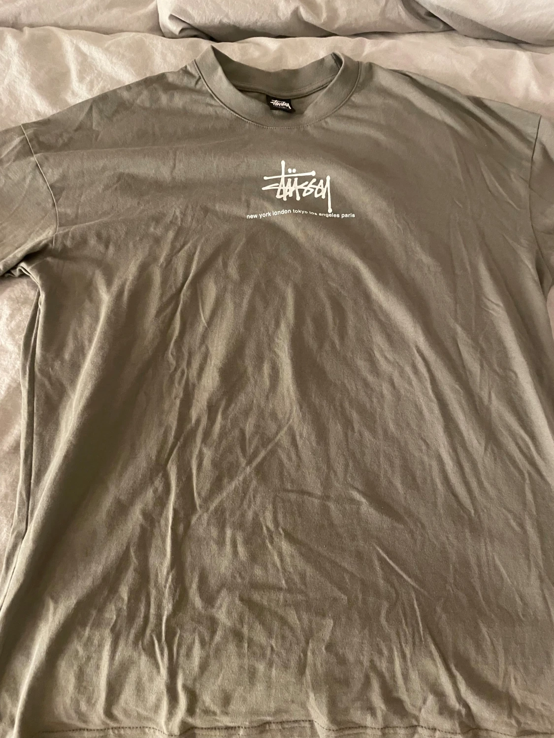 Beige Stüssy t-shirt med tryck - 1