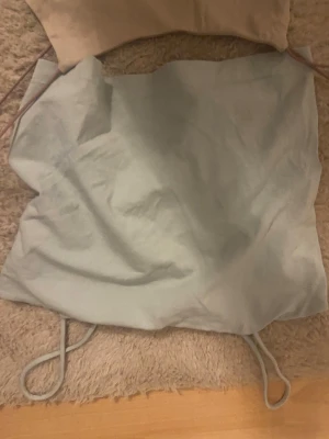 3-pack bandeau toppar från SHEIN - Säljer tre bandeau toppar från SHEIN i olika färger: svart med spetskant, beige och ljusblå. Alla är ärmlösa och har smala axelband, perfekta för sommaren. Materialet är mjukt och stretchigt, troligen bomull eller polyester.