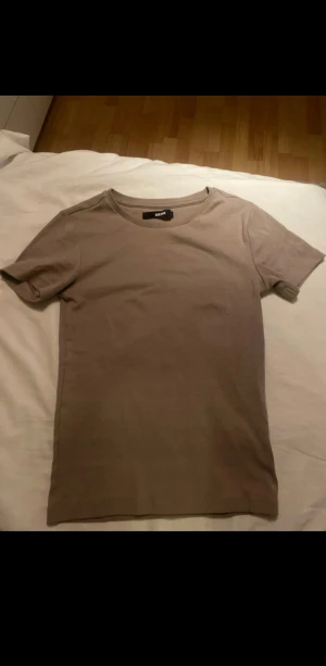  t-shirt  - En enkel och stilren t-shirt från Bik Bok i storlek XS. Modellen har rund halsringning och korta ärmar. Materialet är mjuk bomull som känns skönt mot huden. 