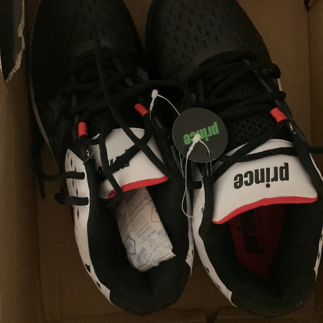 Svarta och vita Prince sneakers