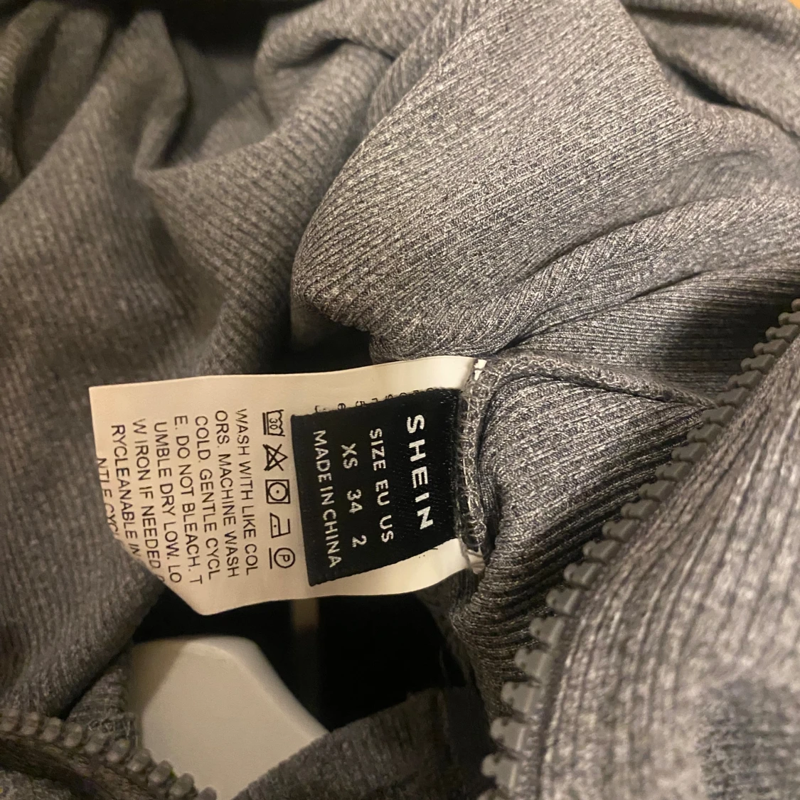 Grå croppad zip-kofta från SHEIN - 2