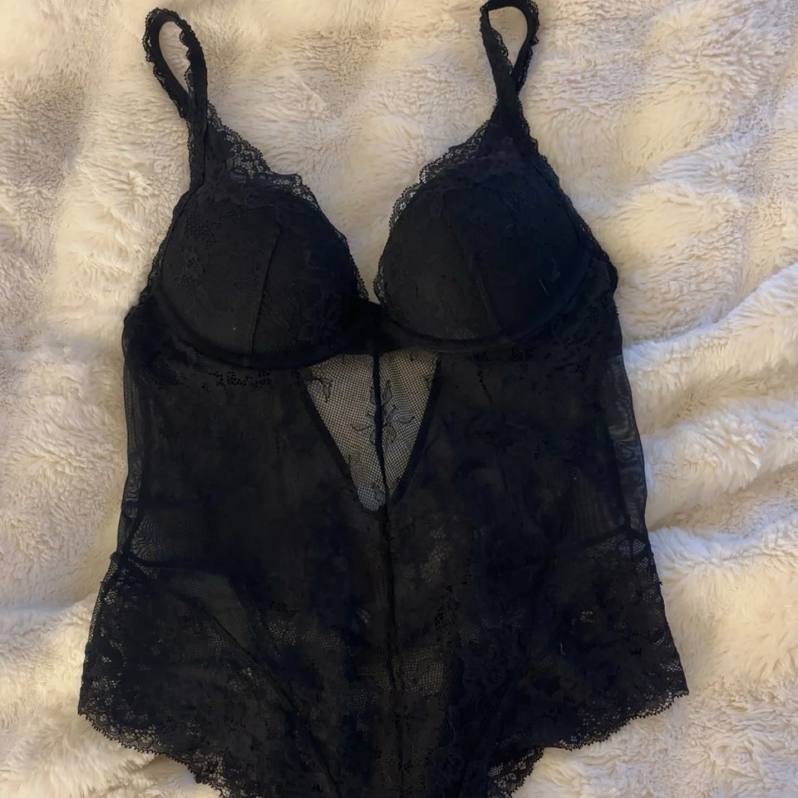 Svart spetsig body med tunna axelband - 1