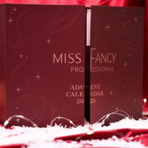 Miss Fancy Adventskalender 2025 - Exklusiv adventskalender i vinrött och rosa med 24 luckor fyllda med nagelproduckter från Miss Fancy. Kalendern har lyxig design med guldiga detaljer och innehåller en mix av nagelprodukter som geléer, gellack, verktyg, prepprodukter. Kalendern är slutsåld och högt efterfrågad. Den kostar 2499kr och har ett värde på 5500kr. Den har 24 luckor varav 17 nyheter och resten bästsäljare. Pris kan diskuteras och kan mötas i Gbg💕💕