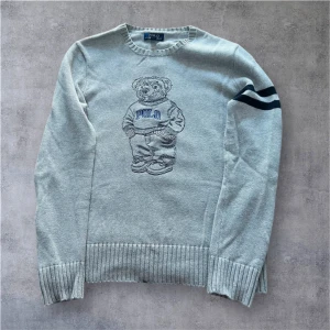Ralph lauren polo bear stickad - 🔹 Skick: Ny / Nyskick 🔹 Färg: Grå 🔹 Modell: Stickad Polo Bear Sweater 🔹 Storlek: UNISEX S 🔹 Passform: Normal 🔹 Äkthet: 100% äkta – äkta Polo-etikett, perfekt broderi och kvalitetsstickning.  Tröjor som denna kostar normalt 6 000–9 000 kr nya beroende på kollektion och återförsäljare. Perfekt för dig som vill ha ett stilrent, lyxigt och tidlöst statement-plagg.  ✨ Fri från fläckar, noppor och skador. ✨ Rök- och djurfritt hem.  📦 Kan skickas snabbt och tryggt eller hämtas efter överenskommelse. 💬 