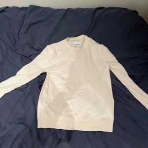 Beige stickad tröja Merlin ull - En stilren beige stickad tröja som är väldigt skön och allmänt najs, är storlek m men passar ändå small!! Skriv vid funderingar 