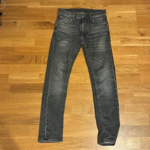 Svarta slim jeans från Nudie Jeans - Säljer ett par svarta slim jeans från Nudie Jeans i storlek 25/28. Men passar en normalstor 14 åring 