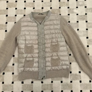 Monclear cardigan  - Säljer nu min monclear cardigan då jag är sugen på nått nytt, den är i väldigt bra skick och i storlek M men sitter som en S/xs. Helt äkta! 