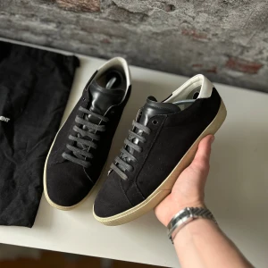 Saint Laurent sneakers - Nytt skick, inga defekter och dustbag medföljer! Nypris ca 7000kr. Storlek 42. Självklart äkta - kolla bara recensionerna! Skriv för mer information🤝
