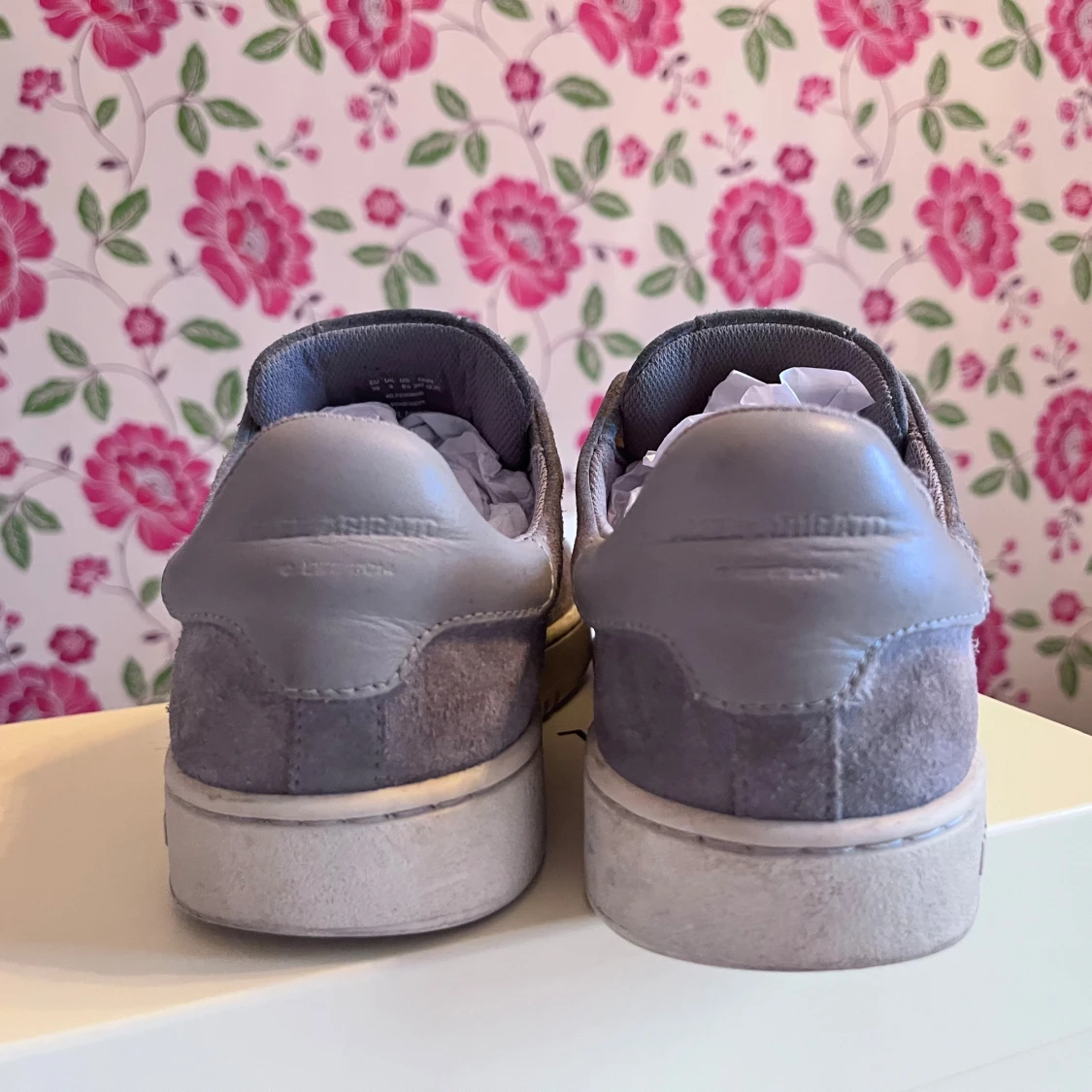 Grå mocka dice lascless  sneakers från Arigato - 3