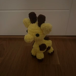 Virkad giraff 🦒  - Handgjord gosedjurs giraff! 🦒                                 Ca 15 cm hög. Kan göra större/mindre också (men då kan priset variera lite).                              Säljer massa fler virkade saker och tar gärna emot beställningar! 💛🤎