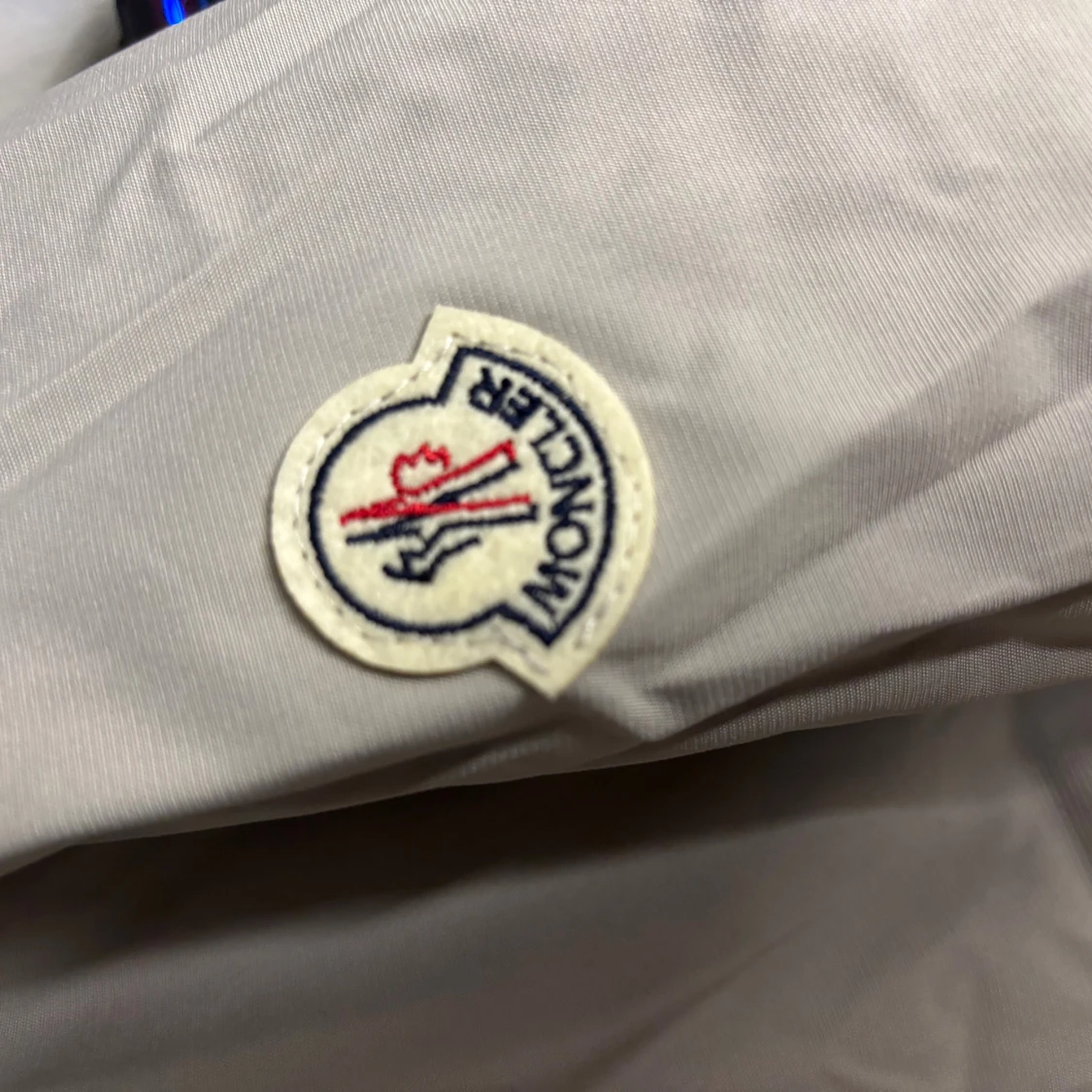 Beige vindjacka från Moncler - 1
