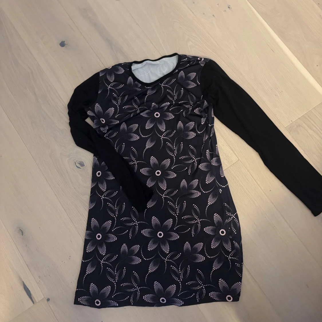 Svart blommig kortklänning